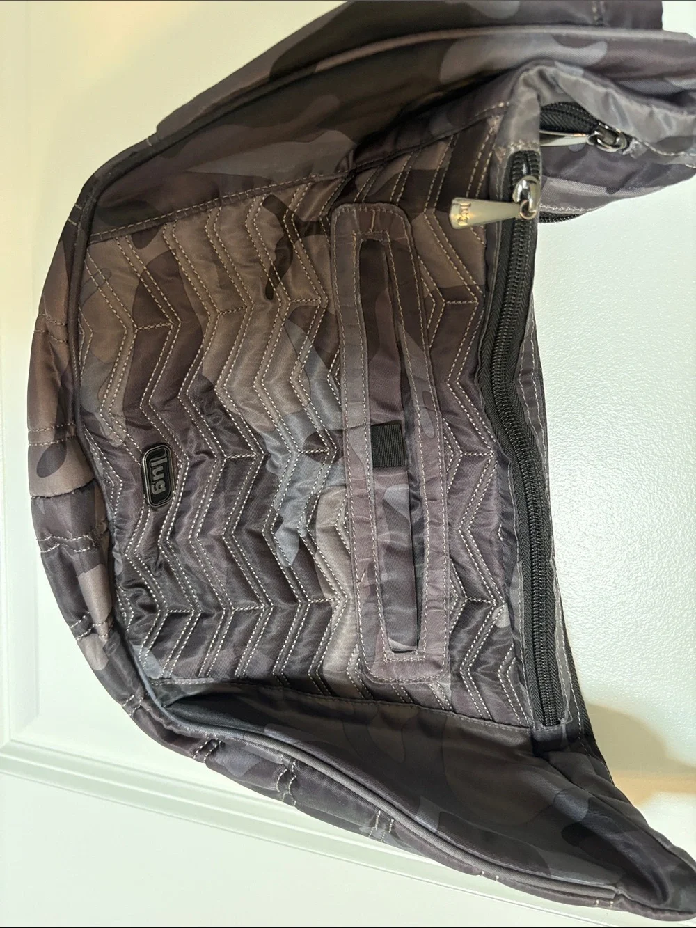 lug lightweight “boomerang”
